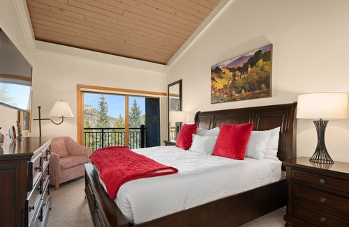 Snowmass Village Condo | 1 Bdrm and Loft 2 Bath Stonebridge Condos 822 w/lots of Bedding