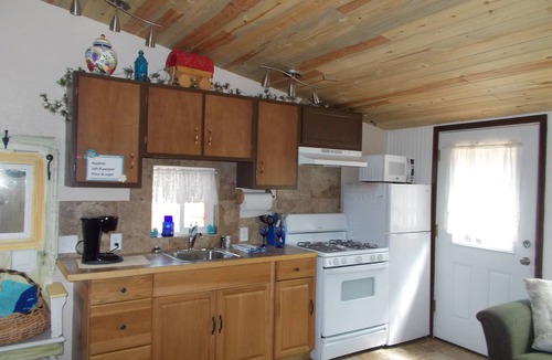 Drake Cottage | 1 bed Cabin on the Big Thompson River 5 min to Estespark with HOT TUB and grill