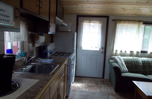 Drake Cottage | 1 bed Cabin on the Big Thompson River 5 min to Estespark with HOT TUB and grill