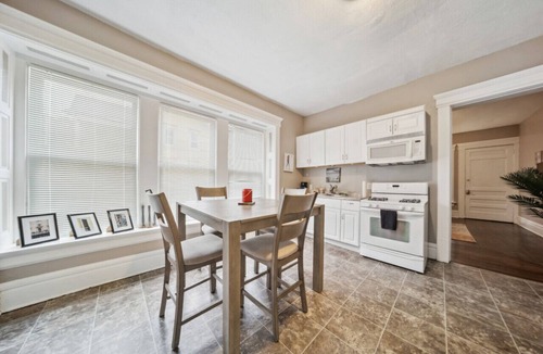 Highland Square Apartment | 1 Bedroom Apt in Central Akron - recently remodeled, Highland Square area, Smart TVs