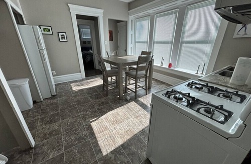 Highland Square Apartment | 1 Bedroom Apt in Central Akron - recently remodeled, Highland Square area, Smart TVs