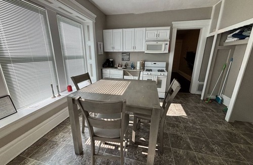 Highland Square Apartment | 1 Bedroom Apt in Central Akron - recently remodeled, Highland Square area, Smart TVs