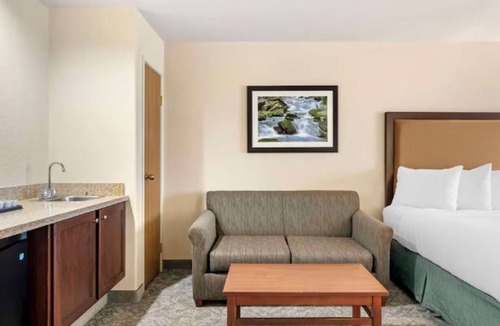 Eagle Hotel | 1 King +2 Queens Two-Floor Suite w/Free Breakfast| Shuttle to/from Vail Airport