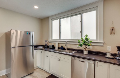 Sandusky House | 1 Mi to Cedar Point: Family Getaway w/Porch!