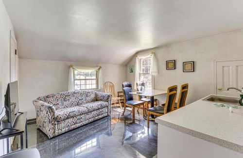Salem Apartment | 1 Mi to Dtwn Salem: Apt w/Garage Access!