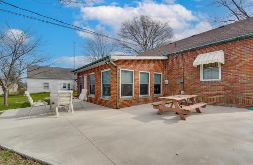 Tiffin House | 1 Mi to Dtwn Tiffin! Brick Bungalow w/Patio, Yard