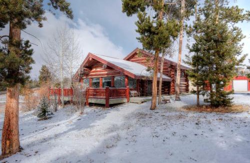Grand Lake House | < 1 Mi to Lake Granby: Log Cabin w/Fire Pit