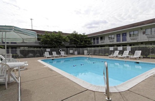 Amherst Apartment | 1 Queen Bed|Mob Acc|RI Shwr|Nsmk|Micfridg