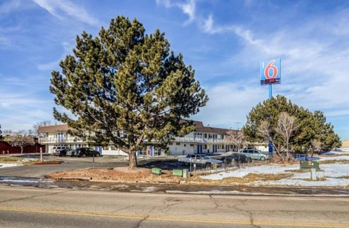 Fort Collins Apartment | 1 Queen Bed | Mobil Access Tub Nsmk Micfridg