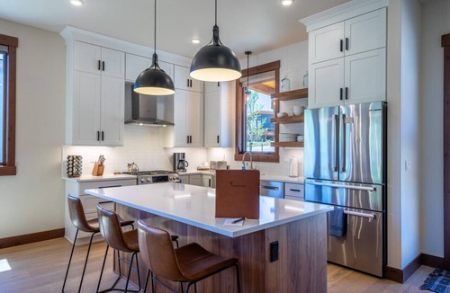 Silverthorne House | 10 Bed`s | Resort Amenities | Deck + Patio w/Mountain Views