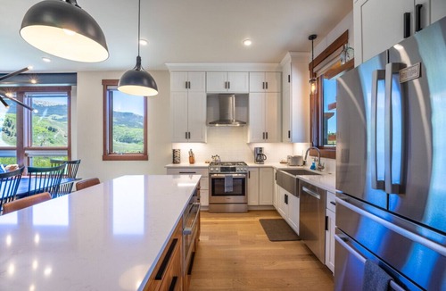 Silverthorne House | 10 Bed`s | Resort Amenities | Deck + Patio w/Mountain Views