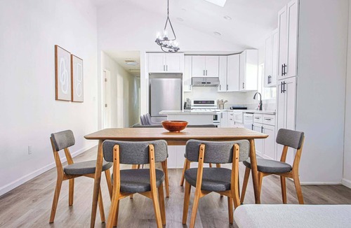 Clarkdale House | 10 mins to Venice Beach Charming 3B Home