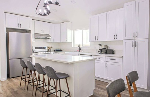 Clarkdale House | 10 mins to Venice Beach Charming 3B Home