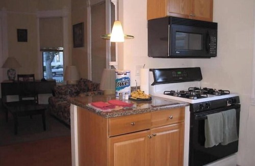 University South Apartment | 1005 #4 large Studio/1bath Downtown attic/2beds