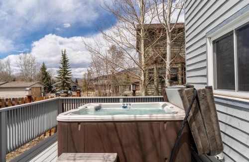 Willow Grove House | 1101 Mesa Drive: 2