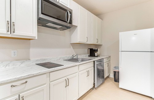 Aurora Apartment | 12 Mi to Hospitals: Modern Apartment in Aurora!