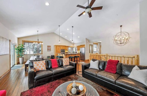 Pioneer Trail Cabin | 13 Beds, Hot Tub, Pool Table, Dog Friendly