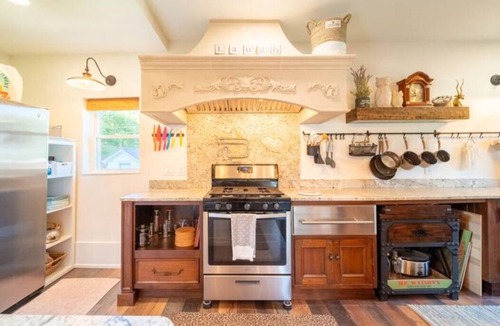 Toronto House | 130 Yr Old Whimsical Gem On 1.3 River Front Acres