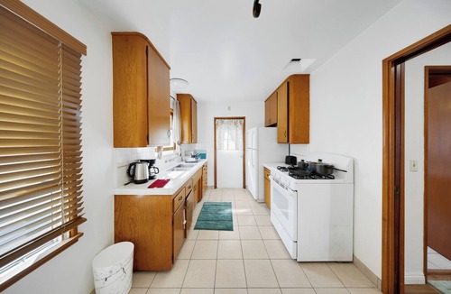 Alhambra Villa | 1417A Cozy 1B1b Downtown Retreat Balcony + Free Parking A