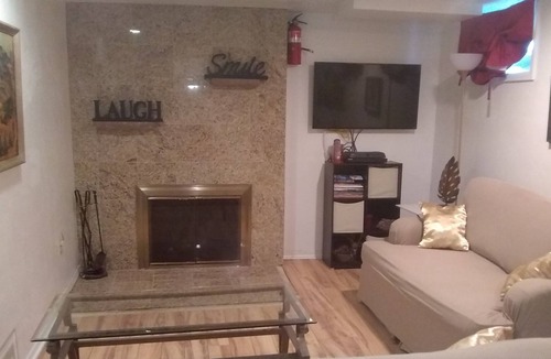 North Aurora House | 15 minutes to D.I.A or Downtown ($16.00 UBER to Downtown) shopping