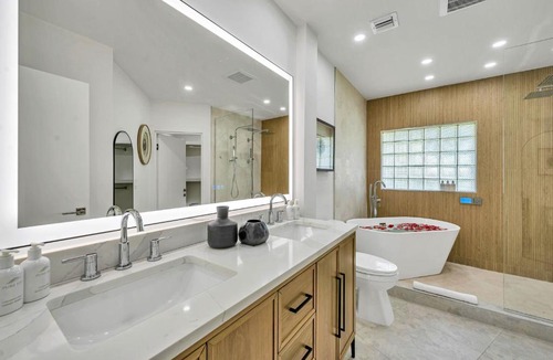 17th Street Causeway House | 180 of Waterfront Heated Pool Walk To Beach Paradise Point Key RESIDENCES