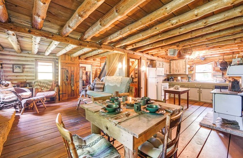 Paris Cabin | 1800s Romantic Cabin! Fireplace + 3 Jacuzzi Tubs