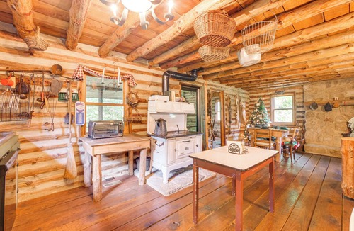 Paris Cabin | 1800s Romantic Cabin! Fireplace + 3 Jacuzzi Tubs
