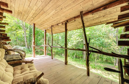 Paris Cabin | 1800s Romantic Cabin! Fireplace + 3 Jacuzzi Tubs