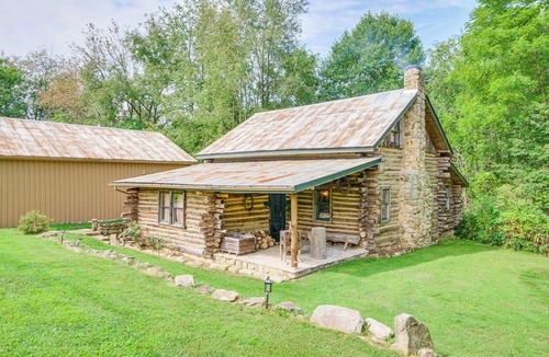 Paris Cabin | 1800s Romantic Cabin! Fireplace + 3 Jacuzzi Tubs