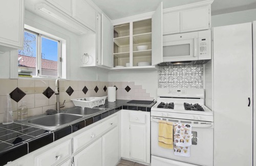 Ontario House | 1BR Guesthouse in Ontario Pet Friendly