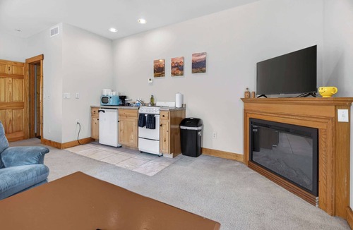Fort Collins Apartment | 1BR Mountain View Studio Retreat Near Fort Collins