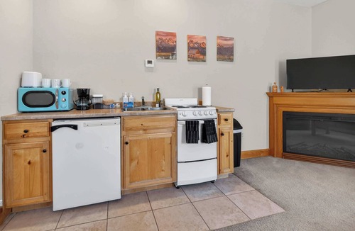 Fort Collins Apartment | 1BR Mountain View Studio Retreat Near Fort Collins
