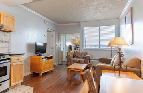 Steamboat Springs Hotel | 1BR Suite w/Kitchen & Hot Tub Near Gondola & Ski Lifts