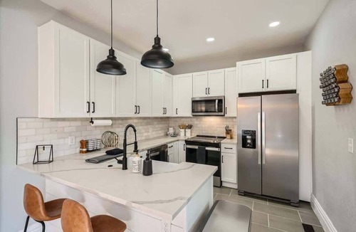 Washington Park West House | 2 Bed Sunny Retreat, Home Office, Backyard 30 Day