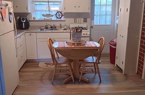 Gypsum Cottage | 2 bedroom COTTAGE. one side of a duplex, in Catawba. Sandy beach 500 ft away.