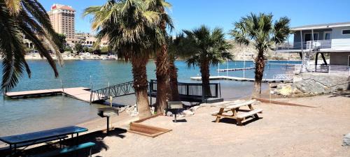 Bullhead City Apartment | #2 bedroom cozy SUITE, 1 min walk to the beach #