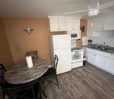 Bullhead City Apartment | #2 bedroom cozy SUITE, 1 min walk to the beach #