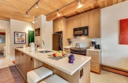 Downtown Hotel | 2 Bedroom Hotel Suite Next to The Nell and Gondola