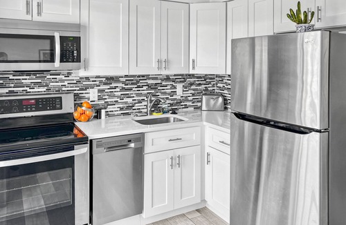 Harbor Village House | 2 Bedroom Lovely, Bright & Comfy Walk to Beach - Private, Yard, Parking