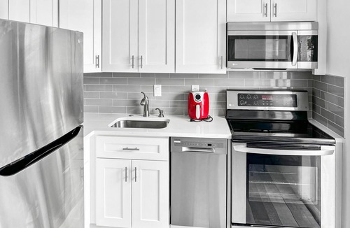 Harbor Village Apartment | 2 Bedroom Tropical & Cozy Home Near Beach: Private, Yard, Parking