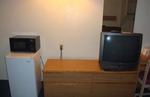 Lake Havasu City Hotel | 2 Charming Rooms Close to Windsor Beach - 3.1 miles away + Free Parking