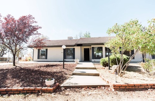 Mariposa House | *2 Homes* Moon Ranch & Little Moon Carriage House-Views Hot Tub-Yosemite Gateway