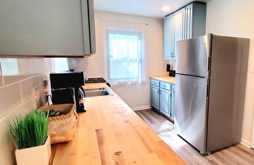 Euclid House | 2 KING 3 QUEEN BEDS. Spacious. Quiet Neighborhood