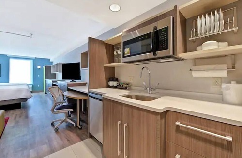 West Palm Beach Hotel | 2 King Studios w/Kitchenettes & Shuttle, 2.1mi Convention Center WPB Area