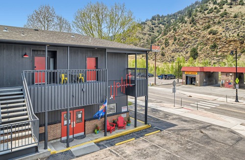 Idaho Springs Hotel | 2 King Suite, Boutique Mountain Motel near hiking & MTB park in Idaho Springs