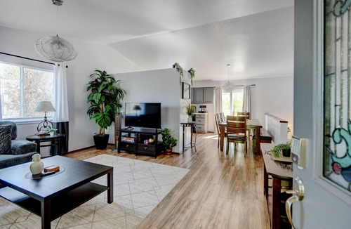 Loveland House | 2 King Suites + Game Room ~ A Gem on Turquoise St. Family friendly!