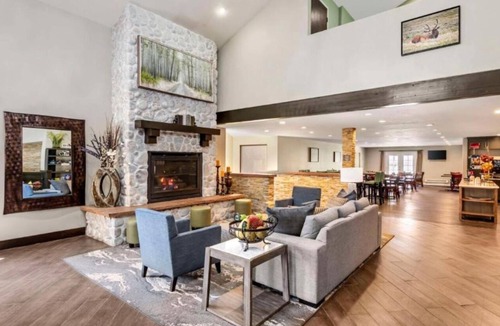 Eagle Hotel | 2 Pet-Friendly Standard King Rooms +Breakfast| Heated Pool |Brush Creek 1.6miles