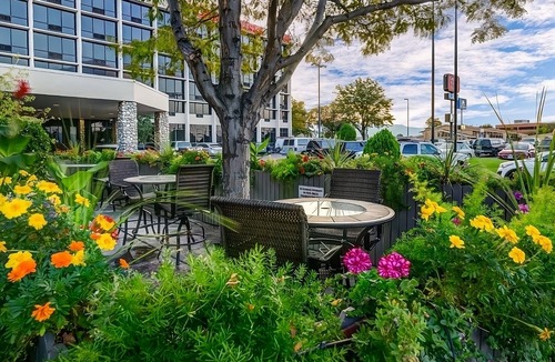 Grand Junction Hotel | 2 Spacious Units Minutes to Redlands Mesa Golf Course! Onsite Bar & Gym!