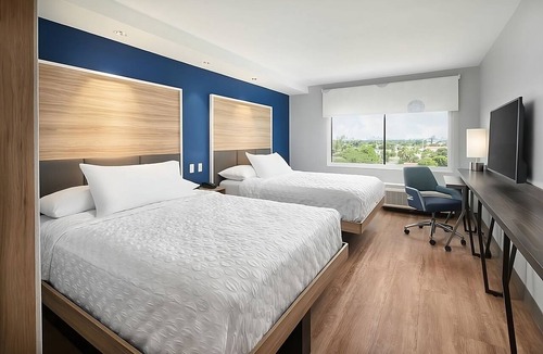 Dania Beach Hotel | 2 Spacious Units, Walk to Frost Park and Cozy Cove Marina - Free Breakfast!