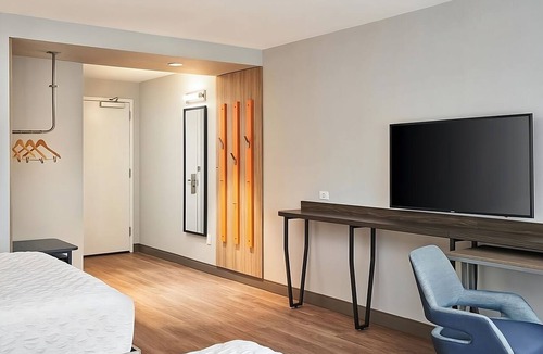Dania Beach Hotel | 2 Spacious Units, Walk to Frost Park and Cozy Cove Marina - Free Breakfast!